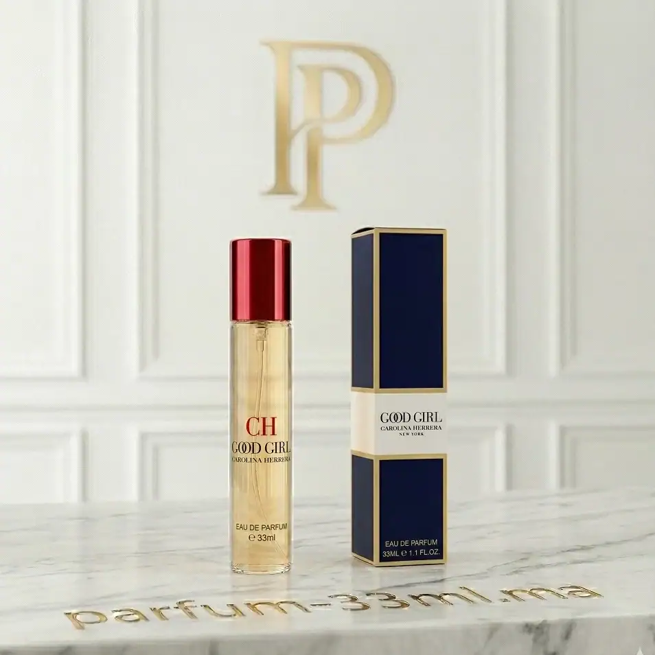 Flacon de parfum 33ml Good Girl de Carolina Herrera avec son bouchon or sablé et sa boîte bleue marine et or sur un comptoir en marbre blanc.